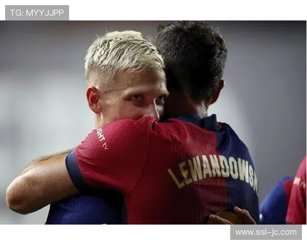 小将西甲首秀破门后落泪，家人看台激动相拥