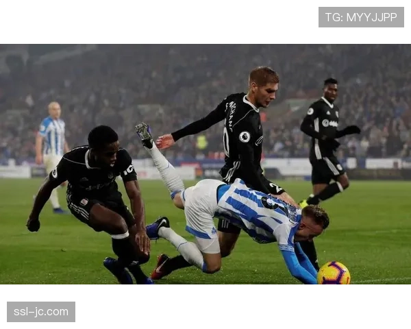 德甲保级关键战，球队利用一次快发任意球偷袭得手，引发对方教练组抗议